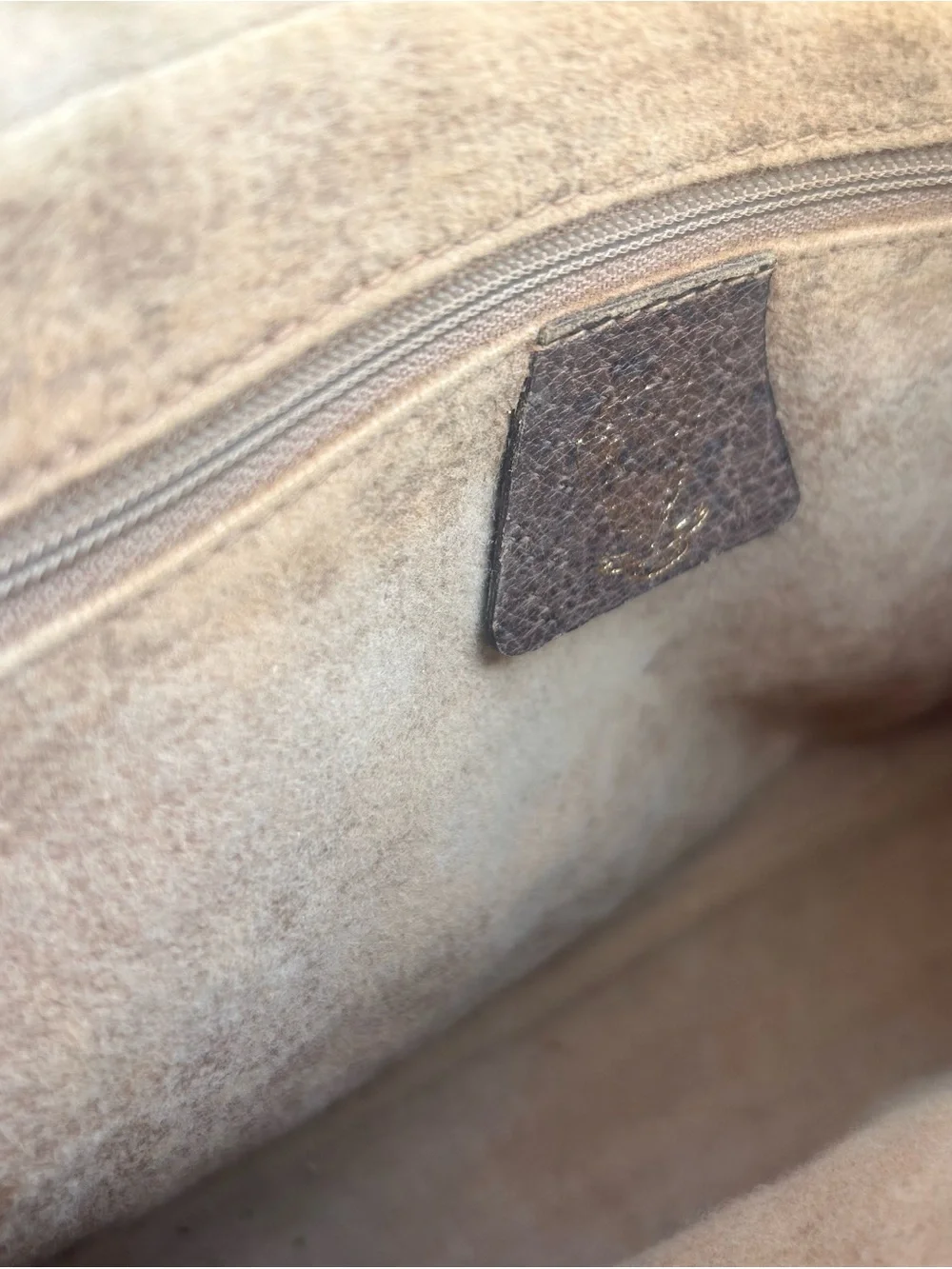 Gucci Brown Suede Interior Bag with Gold Logo Tab - Picture 4 of 10